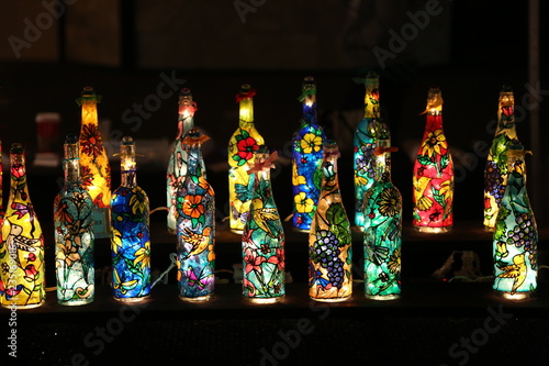 Weihnachtsschmuck bunte Flaschen © Gerd