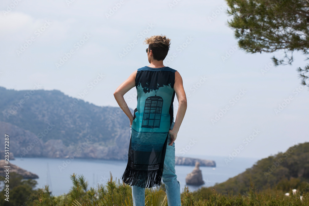 retrato de mujer de espaldas con ropa elegante azul y detr s