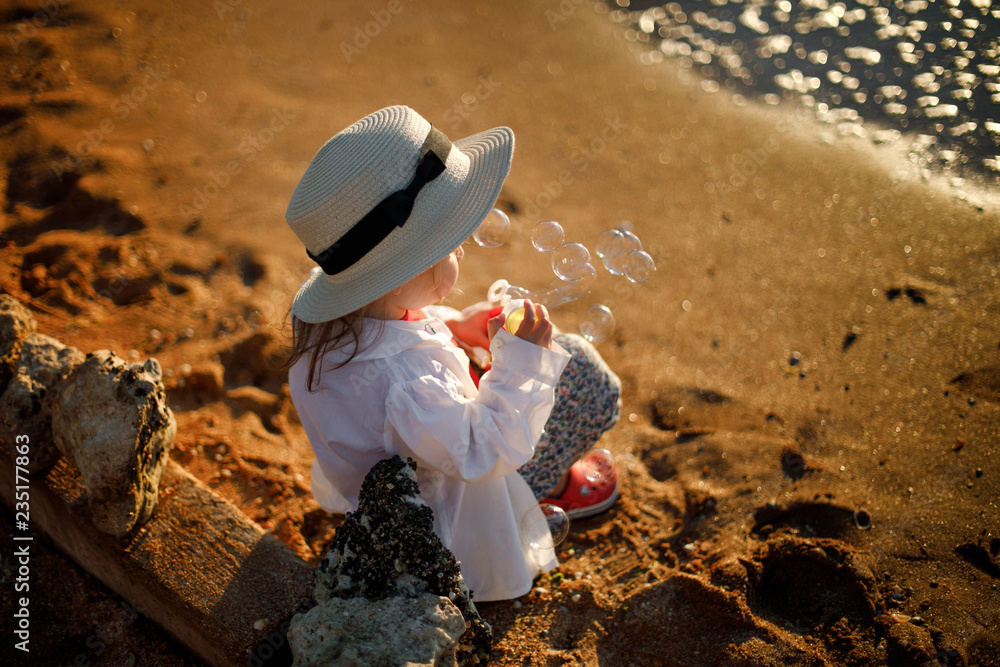 Obraz premium little girl in the sea