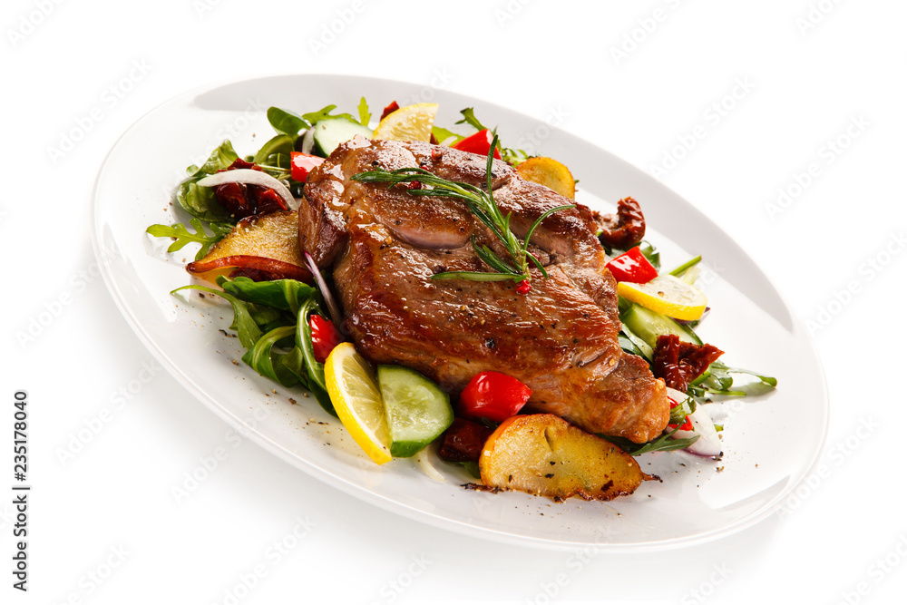 Grilled beefsteak with vegetable salad and apples Grilled beefsteak with vegetable salad and apples