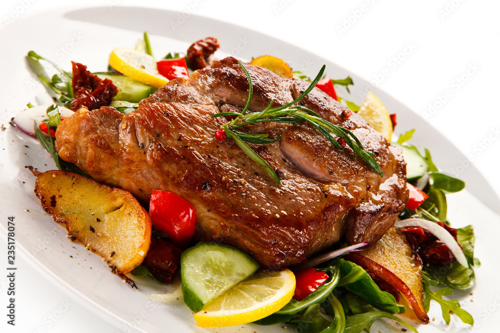 Grilled beefsteak with vegetable salad and apples Grilled beefsteak with vegetable salad and apples
