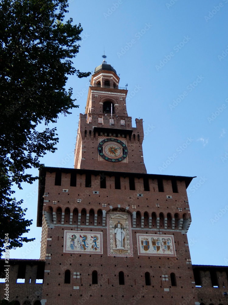 El Castillo Sforzesco es un castillo que se encuentra en el casco antiguo de Milán, Italia, y que actualmente alberga un museo de arte. La construcción original en el lugar comenzó en el siglo XV.