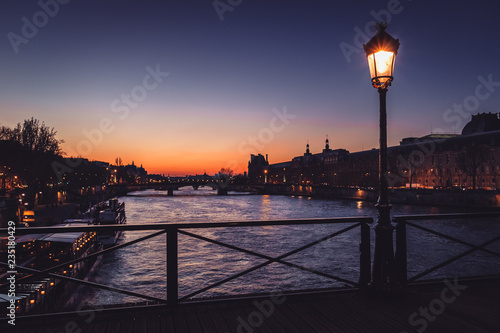 Couché de soleil sur le Pont des Arts à Paris
