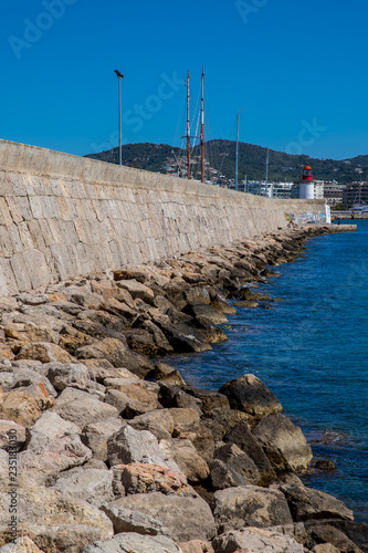 Kaimauer zum Leuchtturm von Ibiza Stadt © AlexWolff68