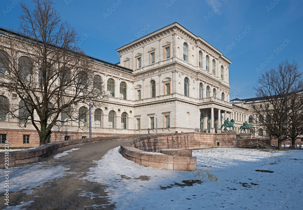 Akademie der bildenden Künste in München, Aufnahme im Winter mit Auffahrt.