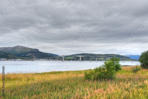 Norwegen, Andenes, Andøy, Andøya, Vesterålen, Nordland, Straße, Leitschiene, Ufer, Küste, Insel, Hinnøya, E10, Sund, Fjord, Gullesfjorden, Tjelsundet, Tjelsund, Lødingen photo