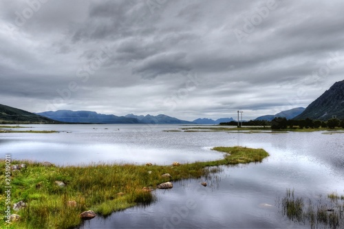 Norwegen, Andenes, Andøy, Andøya, Vesterålen, Nordland, Straße, Leitschiene, Ufer, Küste, Insel, Hinnøya, E10, Sund, Fjord, Gullesfjorden, Tjelsundet, Tjelsund, Lødingen photo