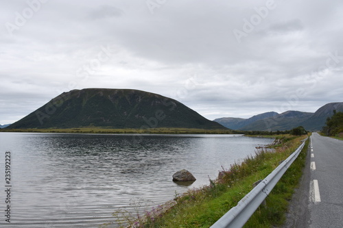 Norwegen, Andenes, Andøy, Andøya, Vesterålen, Nordland, Straße, Leitschiene, Ufer, Küste, Insel, Hinnøya, E10, Sund, Fjord, Gullesfjorden, Tjelsundet, Tjelsund, Lødingen photo