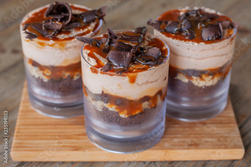 Canvas Print Delicious caramel trifle with chocolate pieces