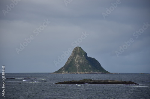 Norwegen, Nordland, Andenes, Andøya, Vesterålen, Insel, Küste, Sommer, Straße, Landstraße, Gebirge, Fv 976, 976, Kleivodden, Bleik, Stadt, Leuchtturm, Schroff, rau, wild photo