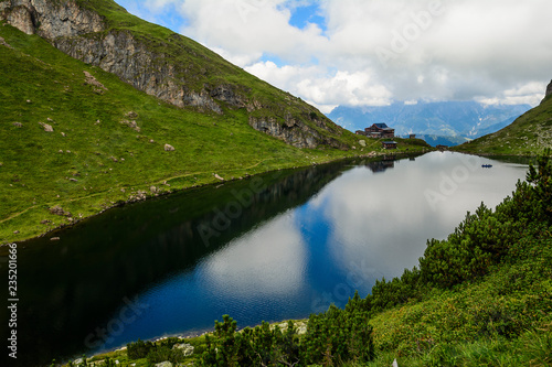 Beautiful landscape with Wildsee Lake   Wildseelodersee   and  the Wildseeloderhaus  mountain refuge hut  above Fieberbrunn in the Kitzbuhel Alps  Tirol  Austria