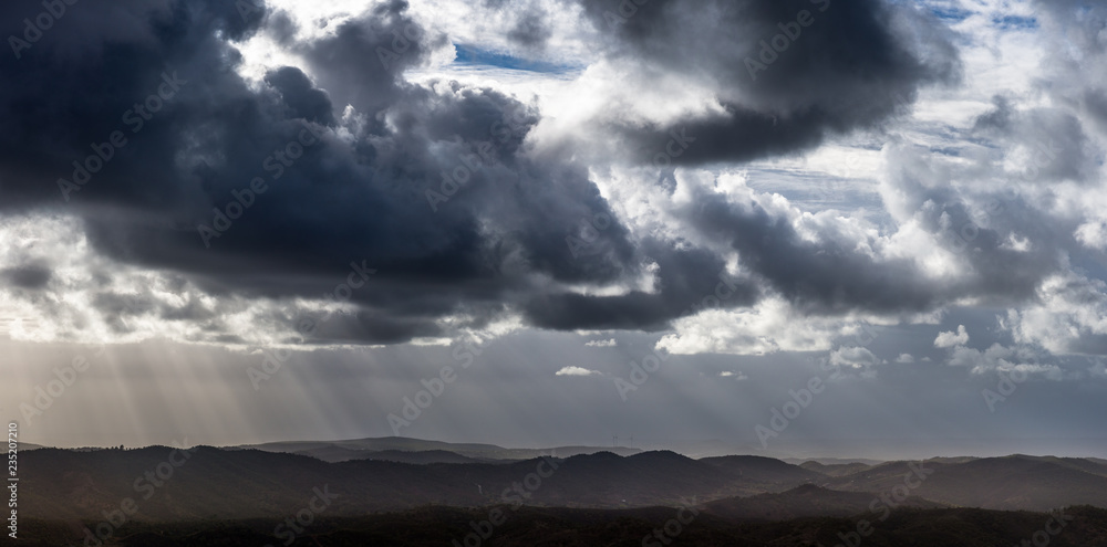 Raios de sol na montanha