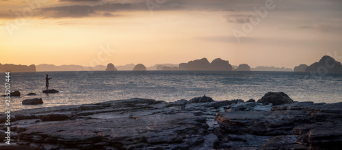 Pêcheur au bord de la mer Andaman