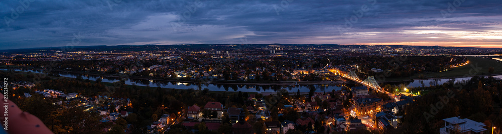 Panorama von Dresden am Abend
