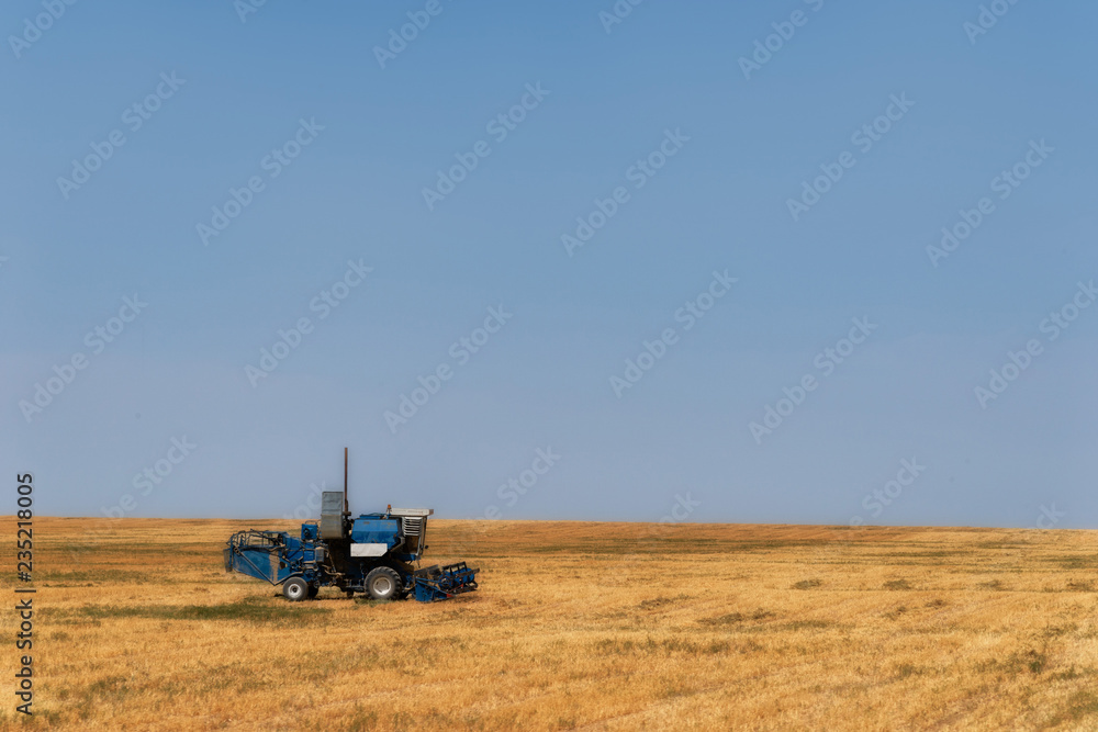Obraz premium Combine Harvester in Southern Kazakhstan taken in August 2018taken in hdr taken in hdr