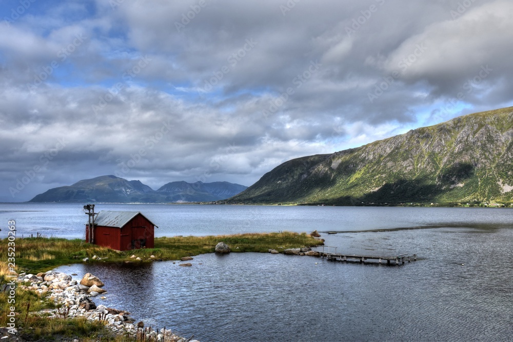 Vesterålen, Fjord, Forfjorden, Bucht, Norwegen, Nordland,  Satellitenantenne, Mast, Antenne, Schüssel, Spiegel, Satellit, Sat-TV,  Thor, Fernsehen, TV, DVB-S, Canal Digital Stock Photo | Adobe Stock