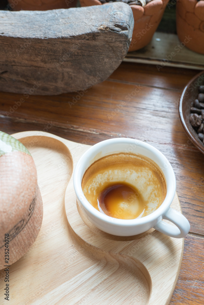 Obraz premium Empty coffee in a white cup