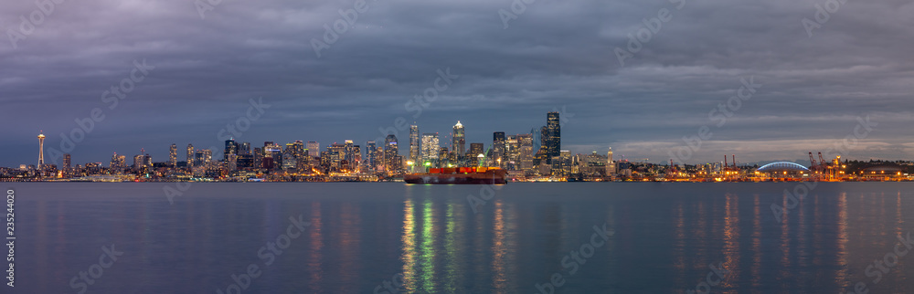 Obraz premium Downtown Seattle Skyline With Large Boat in the Foreground