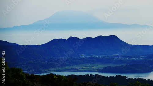 九州開聞岳山頂からの風景 朝靄に霞む桜島遠景