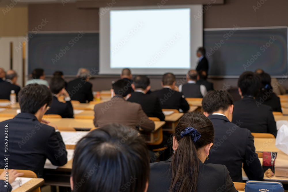 Obraz premium 大学での社会人講義のイメージ