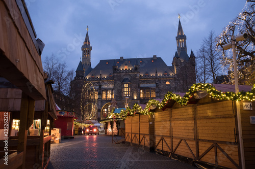 Weihnachtsmarkt in Aachen vor dem Rathaus photo