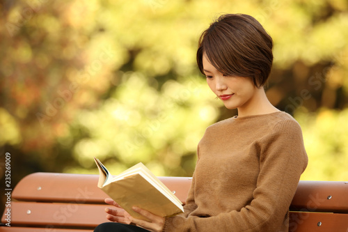 読書をする女性