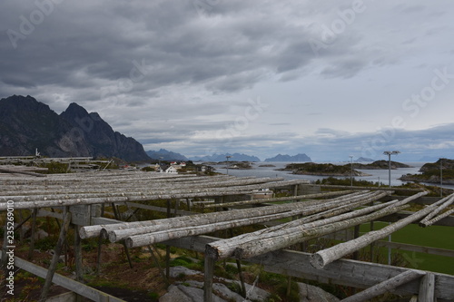 Lofoten, Norwegen, Henningsvær, Svolvær, Hafen, Dorf, Fischereihafen, Fischerboot, Leuchtturm, Wärterhaus, Trockengestell, Stockfisch, Sender, Sendemast, Fischerdorf photo