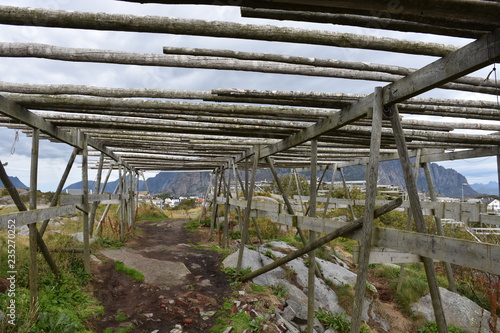 Lofoten, Norwegen, Henningsvær, Svolvær, Hafen, Dorf, Fischereihafen, Fischerboot, Leuchtturm, Wärterhaus, Trockengestell, Stockfisch, Sender, Sendemast, Fischerdorf photo