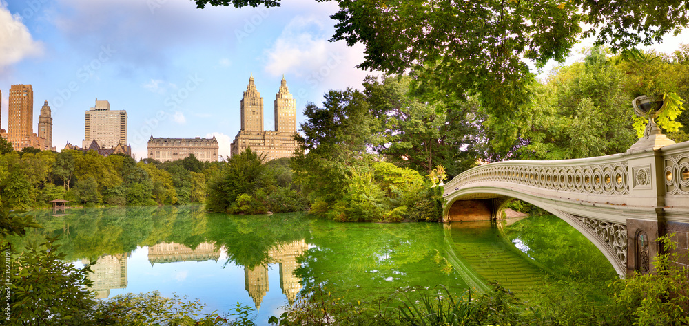 Naklejka premium Panorama Central Parku z Bow Bridge w Nowym Jorku