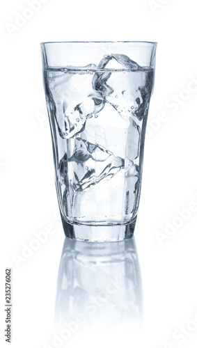 Wasserglas mit Eiswürfeln vor weißem Hintergrund