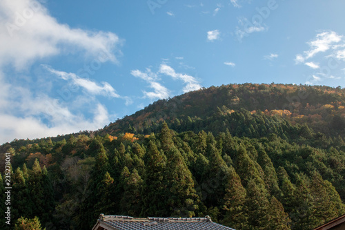 京都ぶらり、鞍馬あたりの山の端に夕日のさして