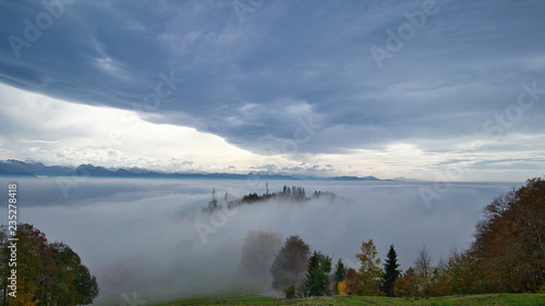 Obraz na płótnie Berge - über den Wolken w salonie