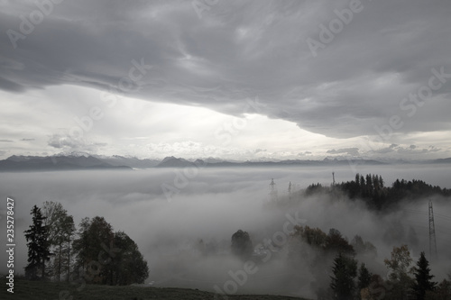 Obraz na płótnie Berge - über den Wolken w salonie