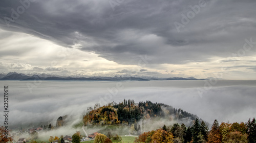 Obraz na płótnie Berge - über den Wolken w salonie