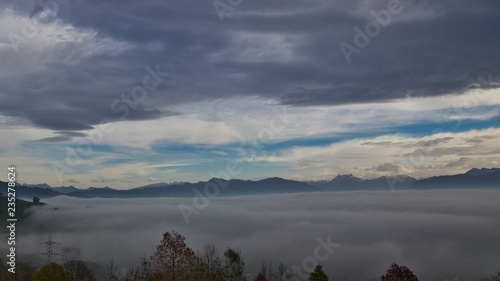 Obraz na płótnie Berge - über den Wolken w salonie