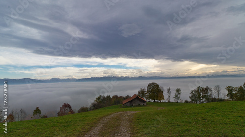 Obraz na płótnie Hütte über den Wolken w salonie