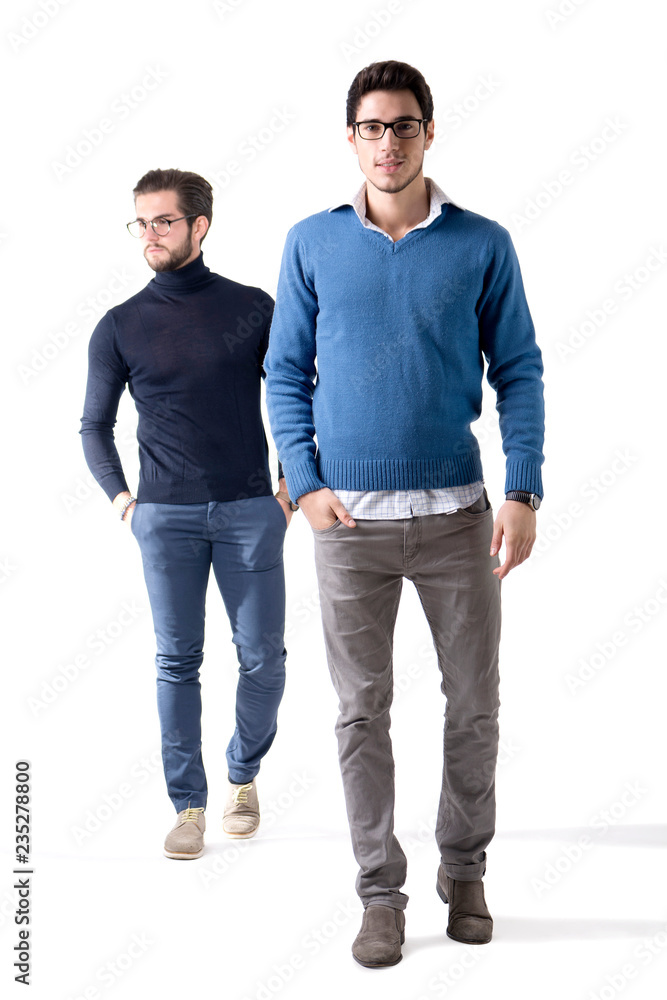 Fototapeta premium Dwaj przystojni mężczyźni z okularami w stylowych ubraniach. Pełna strzał studio postać, na białym tle