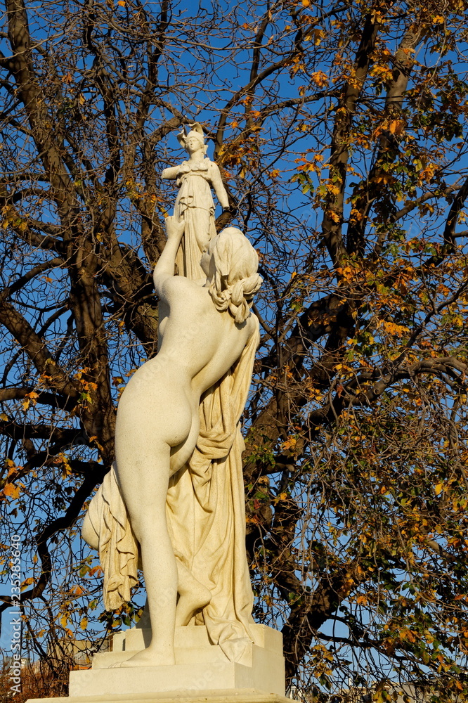 Cassandre se mettant sous la protection de Pallas. statue; jardin des Tuileries; Paris; France