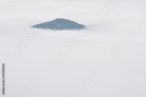 雲海に浮かぶ山