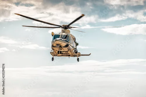 Obraz Średniej wielkości śmigłowiec z podwójnym silnikiem