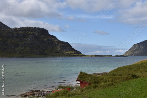 Norwegen, Lofoten, Flakstad, Vareid, E10, E 10, Fjord, Straße, Kilanleira, Flakstadpollen, Dorf, Strand, Sandstrand, Vareidsundet, Hustinden, Flakstadtinden, Wiese, Stein photo