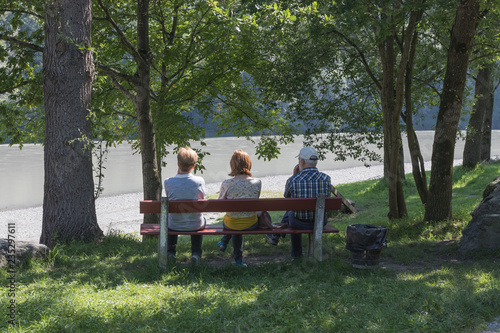 Senioren sitzen auf der Bank (anonym)