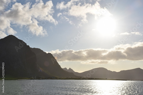 Norwegen, Lofoten, Flakstad, Vareid, E10, E 10, Fjord, Straße, Kilanleira, Flakstadpollen, Dorf, Strand, Sandstrand, Vareidsundet, Hustinden, Flakstadtinden, Wiese, Stein photo