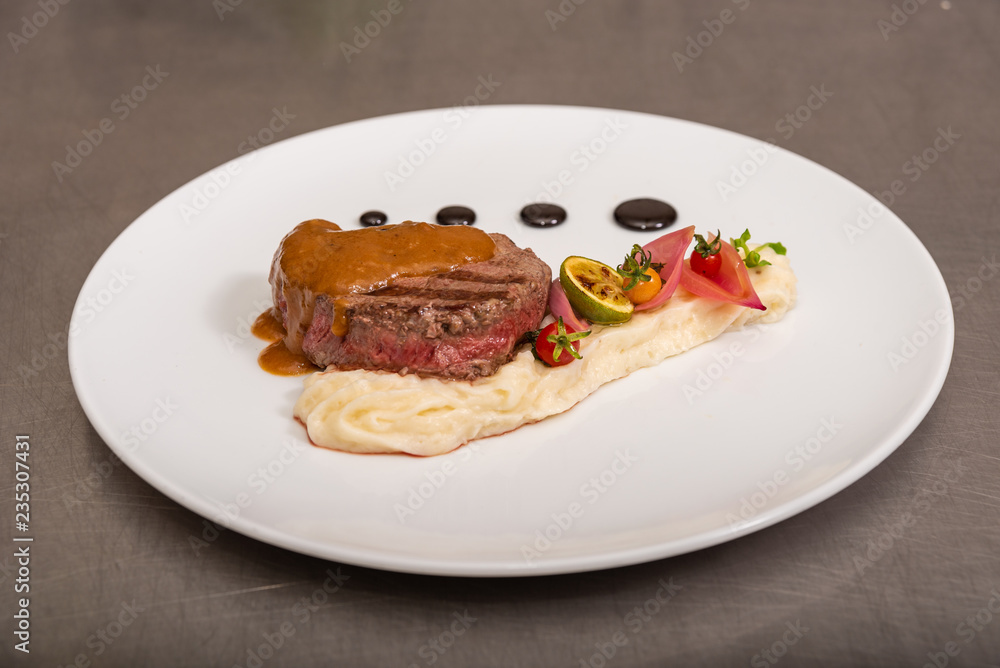 Pepper steak, served with potatoes, strawberry and cherry tomato Pepper steak, served with potatoes, strawberry and cherry tomato