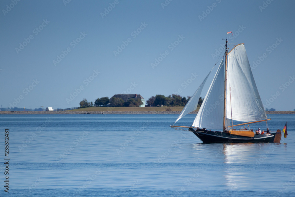 Obraz premium Segelboot auf dem Meer