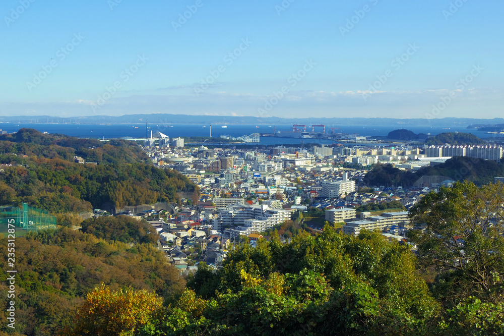 Fototapeta premium 横浜市金沢区の街並み、遠景に八卦島や東京湾を望む