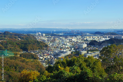 横浜市金沢区の街並み、遠景に八卦島や東京湾を望む