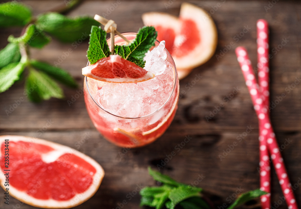 Fresh grapefruit cocktail. Fresh summer cocktail with grapefruit and ice cubes. Glass of grapefruit mojito Fresh grapefruit cocktail. Fresh summer cocktail with grapefruit and ice cubes. Glass of grapefruit mojito