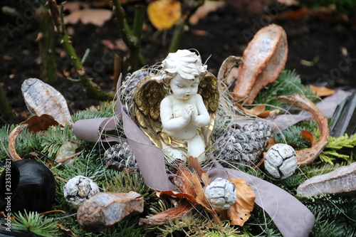 Grabschmuck mit Engel im Herbst auf dem Friedhof