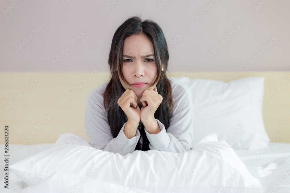 The girl expresses doubt on the white mattress. The girl expresses doubt on the white mattress.